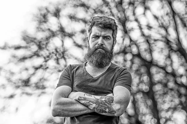 Gözlüklü adam uzun sakal ve bıyık giyer kafa, ufuk arka plan üzerinde. Berber kavramı. İle sıkı yüzündeki gri sakallı hippi. Adam şık sakal ve saç kesimi ile iyi görünüyor