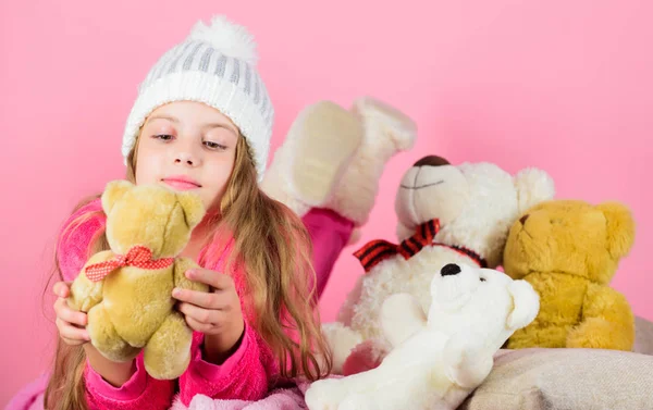 Oyuncak koleksiyonu taşıyor. Yumuşak oyuncak ayıcık pembe arka plan ile küçük kız oyun evlat. Oyuncak ayılar psikolojik sağlığı geliştirmek. Yumuşaklık anahtarıdır. Çocuk küçük kız oynak oyuncak ayı peluş oyuncak tutun