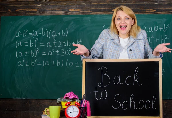 Je retourne à l'école. Journée des professeurs. Études et éducation. École moderne. Journée du savoir. femme en classe. L'école. Enseignement à domicile. femme heureuse. professeur avec réveil au tableau noir. Le temps. Incroyable histoire — Photo