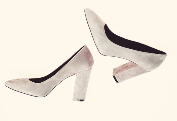 Модная концепция обуви. Обувь из серой замши на белом фоне, изолированная. Обувь для женщин с толстыми каблуками, вид сверху. Пара модных туфель на высоком каблуке — стоковое фото