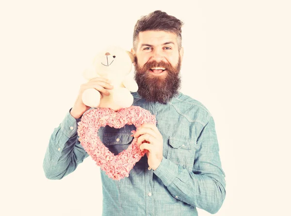 Bebaarde macho man met roze valentines hart — Stockfoto