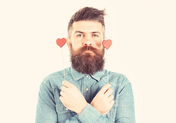 Homem brutal com barba longa e corações vermelhos . — Fotografia de Stock