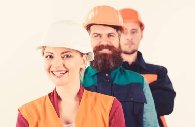 Sert şapkalı kadın ve erkekler takım olarak yakın durun..