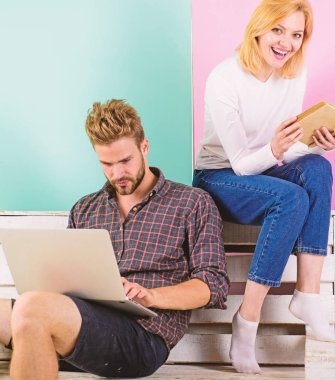 Gençlik bilgi aramak boş zaman harcamak. Erkek ve kadın farklı bilgiler depolar kullanın. Bilgi depolama dijital yerine modası geçmiş. Çift olan öğrenciler kitap ve bilgi arama dizüstü