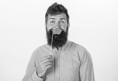 Doğum günü kutlaması, neşeli sakallı adam parti ruh kavramı. Acımasız adam uzun sakallı acsessories dudaklarından tutarak ayarlayın. Pembe gömlekli süslü kağıt dudakları ile poz mutlu sakallı hippi