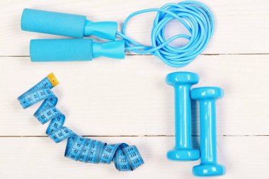 Spor salonu araçları beyaz zemin üzerinde. Aktif yaşam tarzı ve egzersiz kavramı