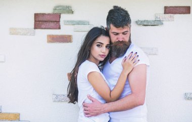Aşık çift her diğer romantik tarih tadını çıkarın. Aşk romantik tarih sarılma içinde çift duvar arka plan açık havada ışık. Sakallı adam ve kız hugs ya da cuddling. Senin kucak hissetmek çok güzel. İhale kucaklama