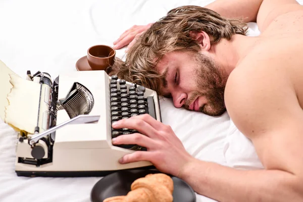 工作了一整晚男人睡着了作家使用老式打字机。作者在写书的时候把头发弄掉睡着了。工作狂睡着了有打字机睡眠的人。截止日期概念 — 图库照片