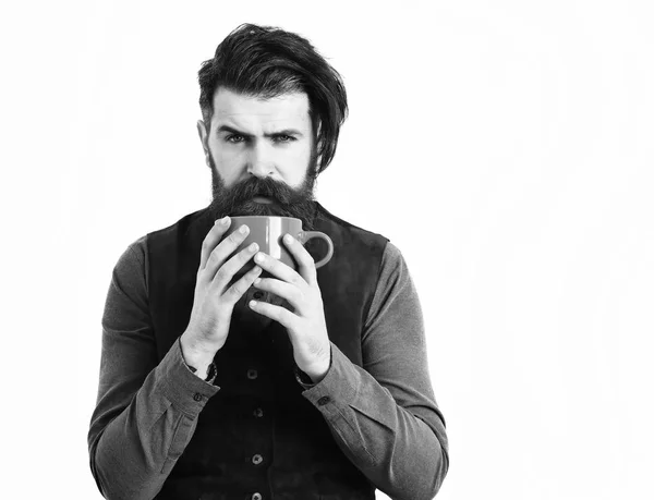 Sakallı adam elinde fincanla kahve, ciddi yüzlü çay. — Stok fotoğraf