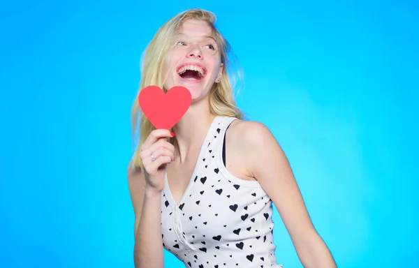 Siempre te amaré. Un saludo romántico. Ventas de San Valentín. mujer con corazón decorativo. Una cita. mujer feliz sobre fondo azul. Amor y romance. Fiesta de San Valentín —  Fotos de Stock