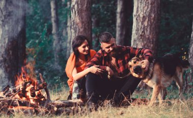 Alman çoban köpeği olan çift şenlik ateşinin yanında.,