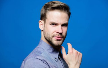 Adam patron. Erkek moda. kendinden emin bir görünüm ile iş adamı. CEO ve çalışan. Tıraşsız tişörtlü adam. iş. Yakışıklı maço adam. İş yerinde tam konsantrasyon. Yüz bakımı. Mükemmel erkek