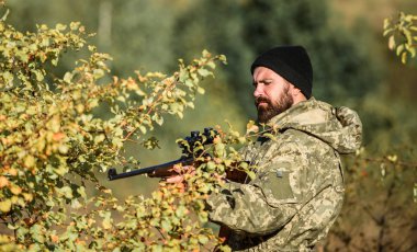 İnsan avcısı tüfek tabanca ile. Boot camp. Askeri üniforma moda. Sakallı adam avcısı. Ordu Kuvvetleri. Kamuflaj. Avcılık beceri ve silah donanımları. Nasıl av hobi içine bırakılır. özgürlük için mücadele
