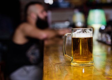 Hafta sonu yaşam tarzı. Bardaki bira bardağının çözünmüş arka planı. Taze bira ve köpüklü bira. Bardaklar soğuk biralarla dolu. Cuma günü eğlence geleneği. Bira barı konsepti