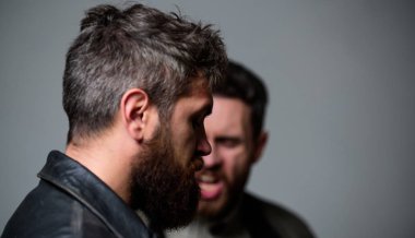 Kendimi suçlu hissediyorum. Erkekler anlaşma başarısız oldu. Hata ve hayal kırıklığı. Hayal kırıklığına ortağı. Hüzünlü düşünceler kavramı. Şüpheler ve özür dilerim. Adam adam hissediyorum özür savunuyorlar. Başarısız ve yanlış anlama. Üzgünüm