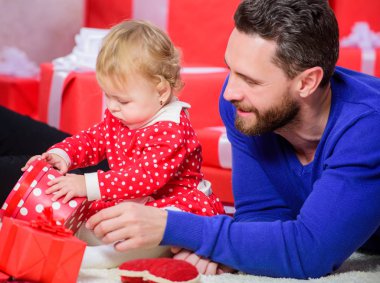 Ebeveynlik gol. Sonsuz aşk. Ebeveynlik challenge ve başarı olarak. Şirin bebek toddler kızı ile baba oyun. İlk Doğum günü kutlamak. Mutlu ebeveynlik. Sevgili hediyesi. Mutluluk yaymak