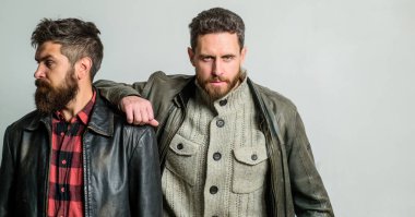 Güven ve destek. Dostluk vahşi adamlardan. Liderlik kavramı. Gerçek dostluk olgun arkadaşlar. Erkek arkadaşlık. Acımasız sakallı erkek deri ceket giymek. Gerçek erkekler kardeşlik ve güven