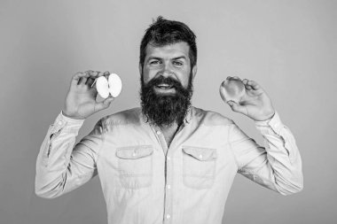 Sağlıklı bir alternatif. Elma hem de sağlıklı alternatif eller. Vitamini beslenme diyet sağlık. Tamamen sağlıklı beslenme kavramı. Sakallı adam gülümseyen elma elinde tutan mavi arka plan