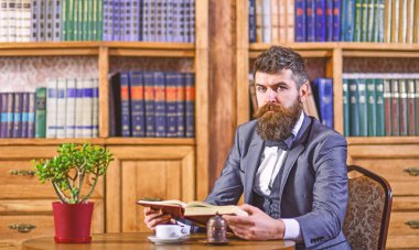 hipster güzel bir vintage caf ilginç kitap okur