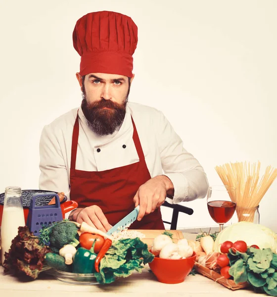 Chef man cortar verduras para ensalada. Cocinar en uniforme rojo — Foto de Stock