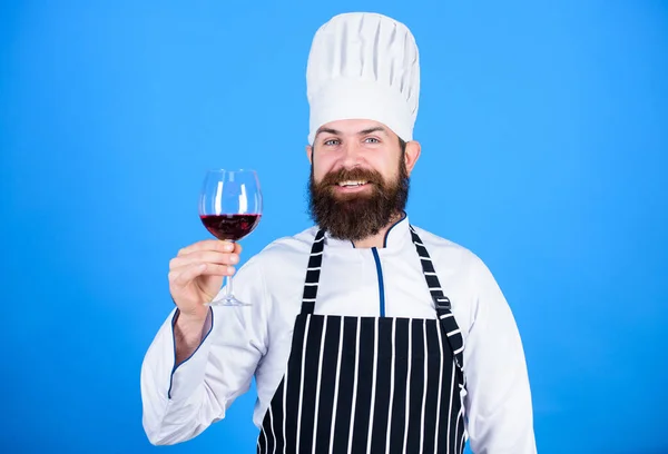 Sommelier undersöker vin. Detta vin är perfekt. Professionell kock i kock uniform. Självsäker manliga sommelier undersöka glas med vin. Glad skäggig man. Alkoholhaltig dryck. Rött vin i glas — Stockfoto