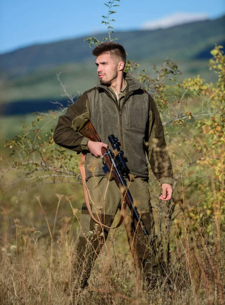 Hunter brute stroper. Hunter bebaarde stroper op zoek naar slachtoffer. Stroper met geweer in natuur omgeving. Illegale jacht. Jacht verboden. Wet overtreden. Stroperij concept. Activiteit voor brute man — Stockfoto