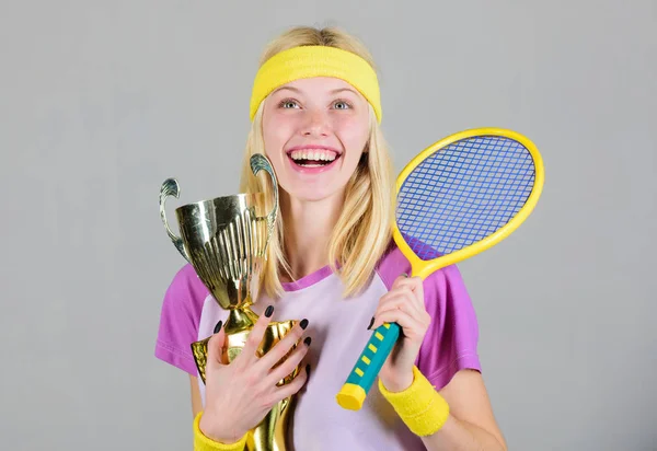 Spor başarı. Zafer kutlamak. Tenis şampiyonu. Atletik kız tenis raketi ve altın kadehi tutun. Tenis oyunu kazanmak. Tenis oyuncu kazanmak Şampiyonası. Kadın giyim spor kıyafeti. İlk sırada yer — Stok fotoğraf