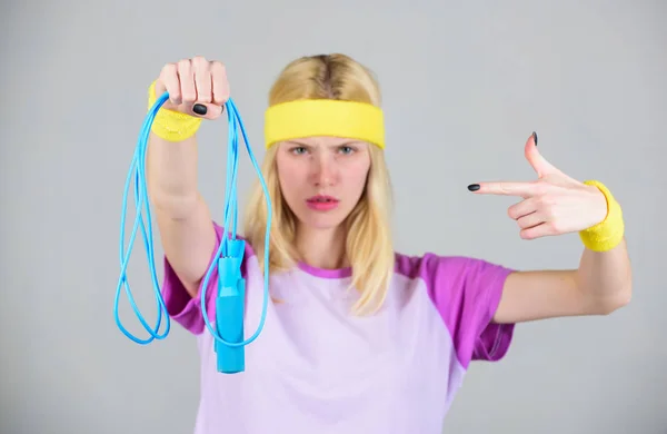 Klaar zomer lichaam krijgen. Gewichtsconcept verlies. Het vinden van tijd om te trainen. Vrouw training met springtouw. Training grote calorie-brander. Meisje houdt springen touw. Slank omlaag. Training sport en dieet — Stockfoto