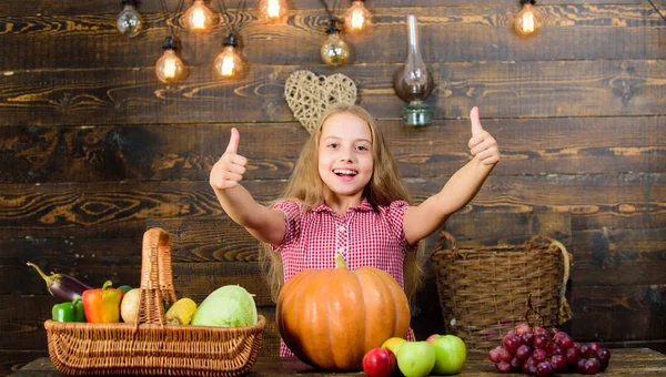 Cultiva tu propia comida orgánica. Niño agricultor con fondo de madera de la cosecha. Concepto del festival Harvest. Niña niña disfrutar de la vida en la granja. Jardinería orgánica. Niña en el mercado agrícola con verduras orgánicas — Foto de Stock