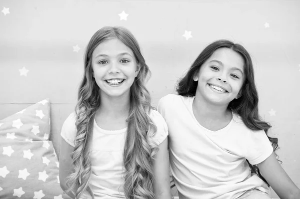 Niñas niños con pelo rizado largo. Concepto de fiesta de pijamas. Las chicas solo quieren divertirse. Secretos femeninos honestos y sinceros. Amigos niños tienen agradable tiempo libre agradable. Mejores amigos para siempre —  Fotos de Stock