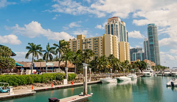 Pohled na luxusní čluny a jachty zakotvila v Miami South Beach Marina Luxusní život koncept — Stock fotografie