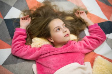 Kız küçük çocuk evde sakin ol. Akşam gevşeme uyku önce. Çocuk bakım kavramı. Keyifli zaman gevşeme. Ruh sağlığı ve pozitif. Ücretsiz çocuklar için rehberli meditasyon ve gevşeme komut dosyaları