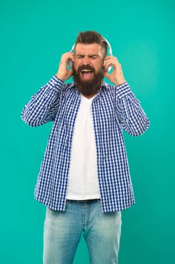 Olgun hippi sakallı. Sakallı adam. Saç ve sakal bakım. Kulaklık adam. Genç ve acımasız. Mutlu bir adam hippi müzik dinlemek. müzik. bıyıklı acımasız beyaz hippi. Player ile şarkı