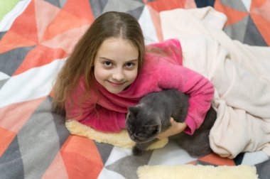 Kız küçük çocuk giyim yumuşak şirin pijama yatakta dinlenirken. Relax için rahat pijama. Pijama ve yatak Tekstil. Çocuk eğlence keyfini çıkarın. Oynak bebek rahatlatıcı. Pijama ve ev için giyimler.