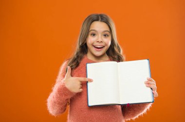 Küçük kız çocuğu. Kuaför çocuklar için. Çocuk günü. Mutlu küçük çocuk portresi. Çocuk moda. çocukluk mutluluk. Aile. Uzun saçlı mutlu küçük kız. Büyük hikaye zevk. okula dönüş