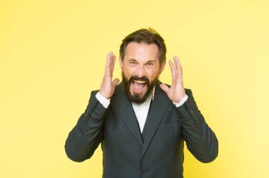 Onu duyabiliyor musun? Adam sana bağırıyor. Pazarlık sanatı. Adam seni bir konuda ikna etmeye çalışıyor. Olgun karizmatik konuşmacı ikna etmeye çalışır. Toplum içinde konuşma ve ikna etme sanatı. Konuşma konsepti