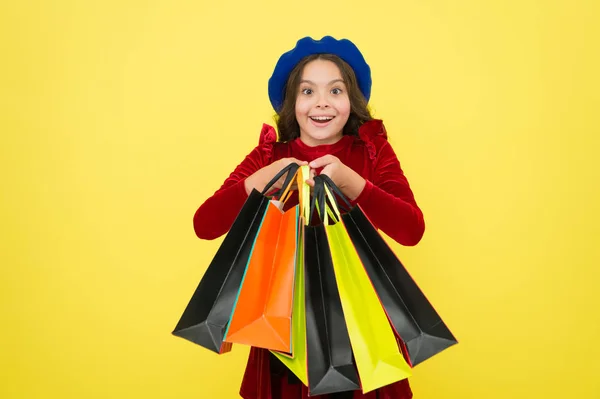 Uluslararası Çocuk Günü. Doğum günü ve Noel hediyeleri. Alışveriş torbalı küçük bir kız çocuğu. Alışveriş merkezinde büyük indirim var. İnternetten iyi alışverişler. Ağır çantalar. Kolay ve hızlı — Stok fotoğraf