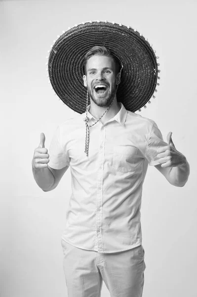 Muž veselá tvář slavnostní nálada pózování v sombrero klobouk žluté pozadí. Chlápek se štětinatou vypadá slavnostně v sombreru. Koncept svátků a svátků. Muž slaví mexické národní tradiční svátky — Stock fotografie