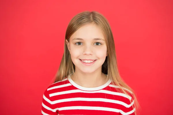 Boa paternidade. Cuidados infantis. família e amor. Dia das crianças. menina feliz no fundo vermelho. criança menina pequena. Educação escolar. Felicidade infantil. Eu amo a minha mãe. — Fotografia de Stock