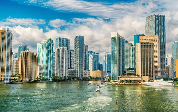 Luchtfoto van Miami wolkenkrabbers met blauwe bewolkte hemel — Stockfoto