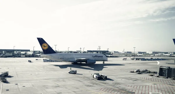 Letectví a dopravy. Lufthansa Airbusy, proudové dopravní letadlo, letadla nebo velké osobní letadlo v letišti. Cestování letadlem. Dovolené, wanderlust, cesta — Stock fotografie