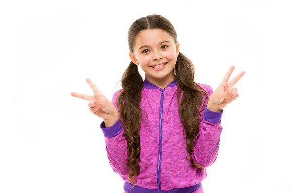 Moda infantil y ropa deportiva. Niña pequeña. Peluquería para niños. Día de los niños. Retrato de un niño feliz. felicidad infantil. Familia. Niña feliz con el pelo largo. Momento de felicidad —  Fotos de Stock