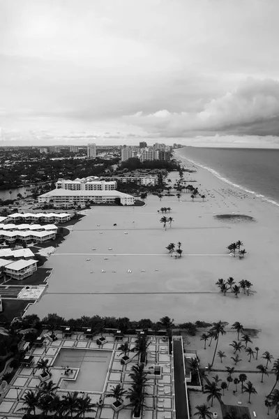 Playa de arena y mar con piscina en Fort Lauderdale, Estados Unidos — Foto de Stock