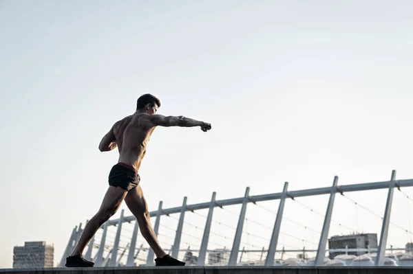 Hombre haciendo ejercicios de boxeo en el techo — Foto de Stock