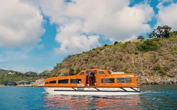 Gustavia, st.barts - 25 novembre 2015: viaggiare in mare, vagabondaggio. La nave viaggia in mare blu lungo la riva del mare. Trasporto marittimo e nave. Vacanze estive sull'isola tropicale — Foto Stock