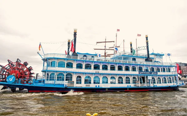 Gammalt fartyg flyter på vattnet i stadens hamn, hamburg, Tyskland — Stockfoto