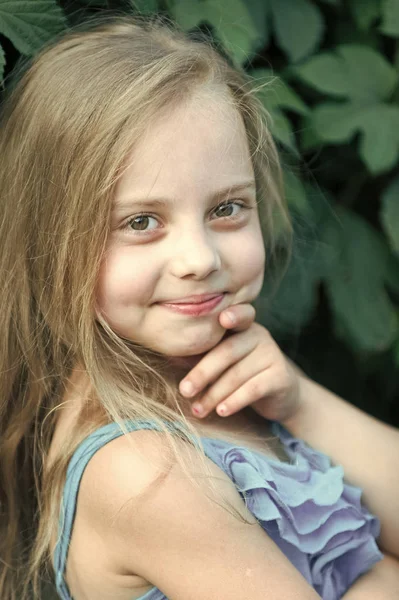 Linda niña sonriendo en el parque — Foto de Stock