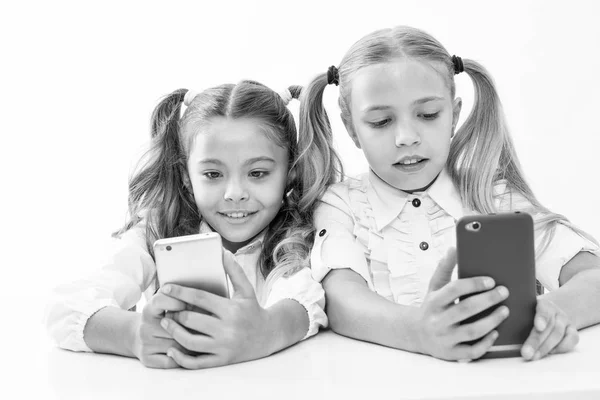 Bildungsanwendung. Online-Lebenskonzept. Schülerinnen und Schüler nutzen Smartphones mit großem Bildschirm, um soziale Netzwerke zu überprüfen. Nachricht senden Freund. Online-Kommunikation. Spielanwendung — Stockfoto