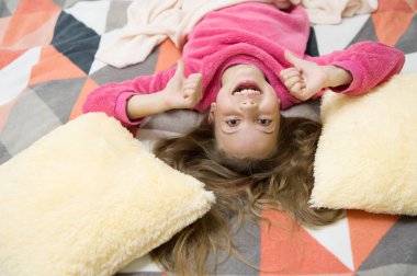 Çocuk eğlence keyfini çıkarın. Oynak bebek rahatlatıcı. Pijama ve yatak Tekstil. Pijama ve ev için giyim. Kız küçük çocuk giyim yumuşak şirin pijama yatakta dinlenirken. Relax için rahat pijama
