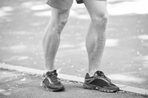 Prevenir o conceito de varicosa. Pernas de atleta masculino corredor jogging parque calçada. Treinando cardio em sapatos esportivos adequados. Doença vascular varizes problemas vida ativa. Doença causada pela corrida — Fotografia de Stock